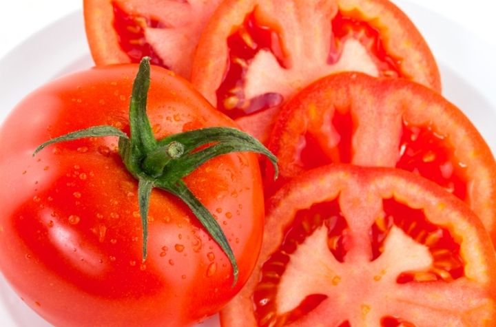 sliced tomatoes