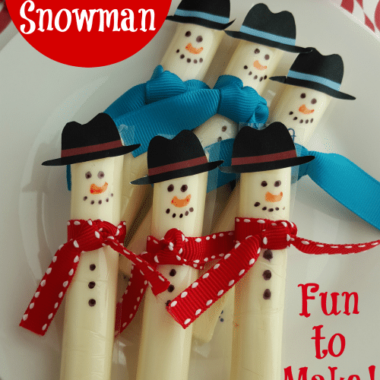 This Easy Cheese Stick Snowman is fun to make with our printable hat template. Perfect for a winter time after school snack or party treat.