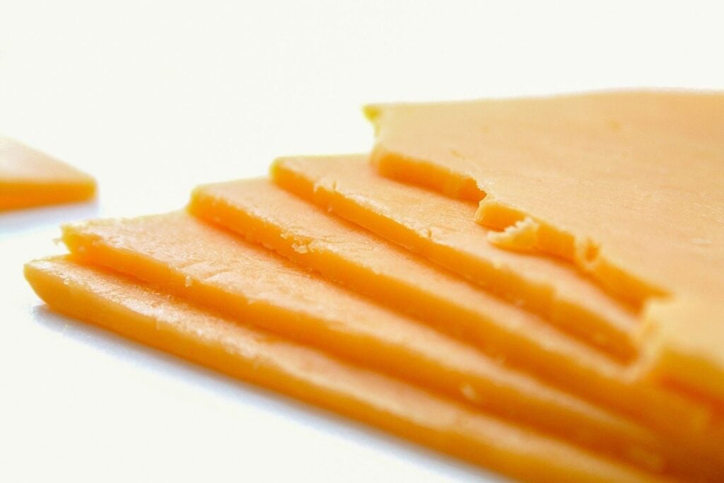 sliced cheddar cheese