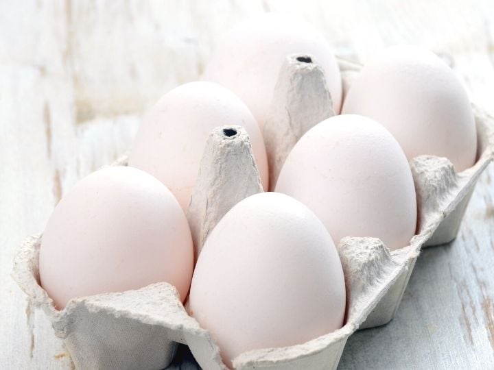 6 white eggs in carton