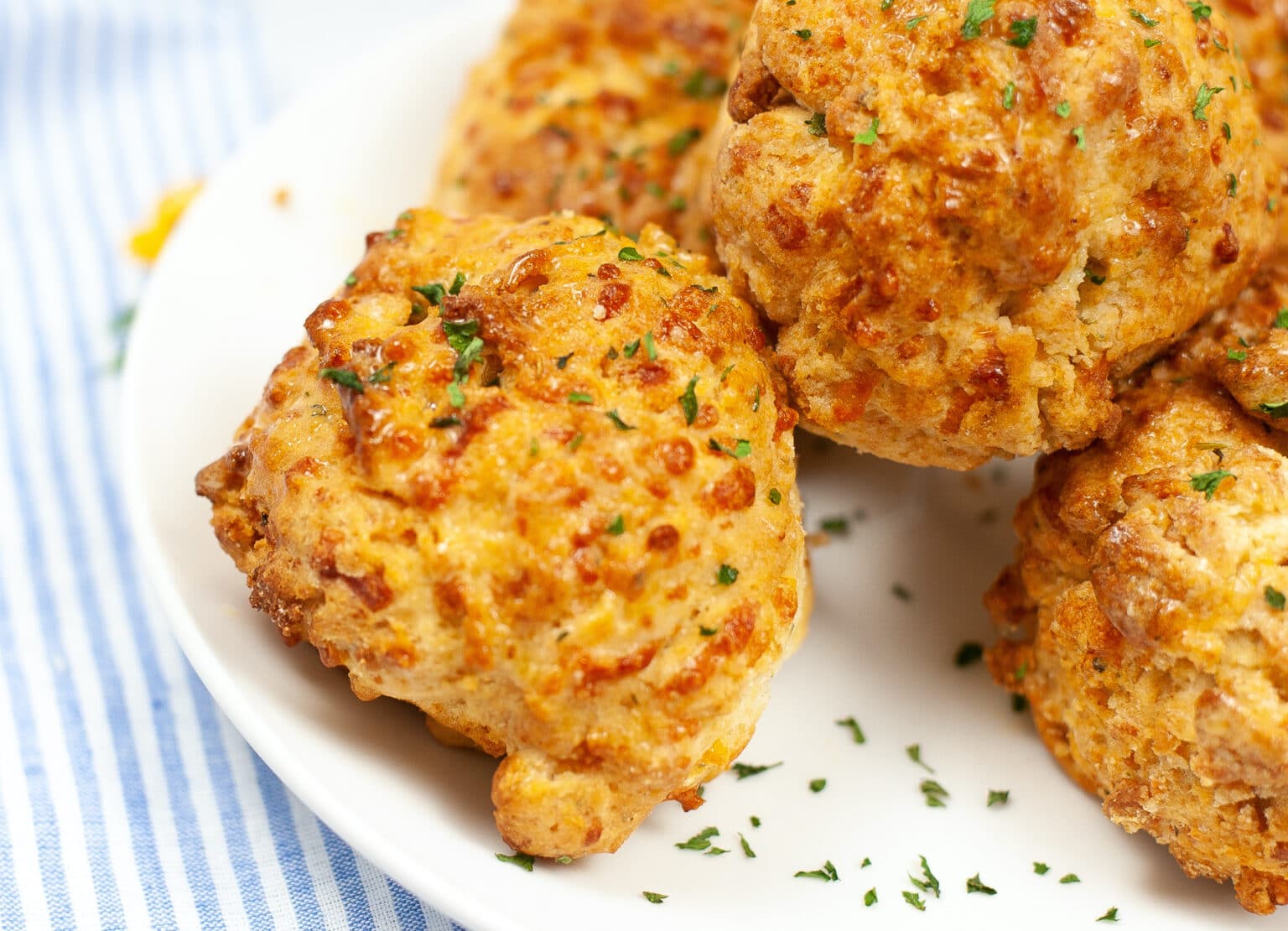 Copycat Red Lobster Biscuit Recipe - Air Fryer Cheddar Bay Biscuits 