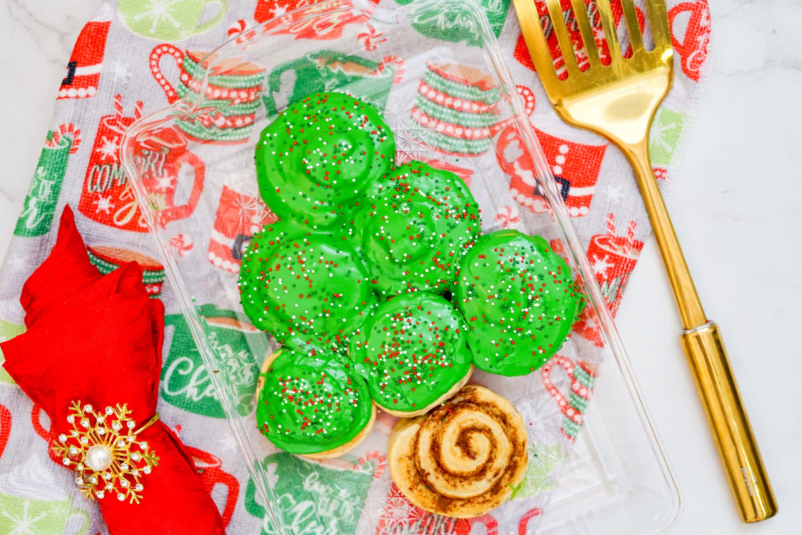 Christmas Tree Cinnamon Rolls in table