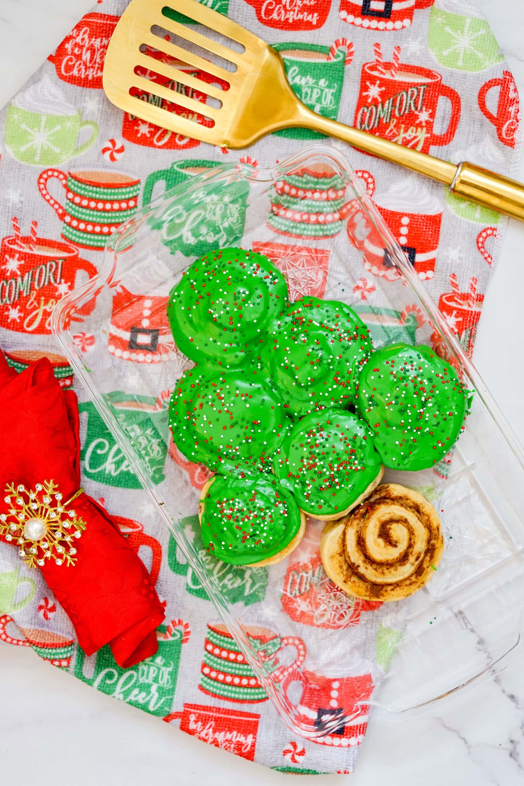 cinnamon rolls colored green