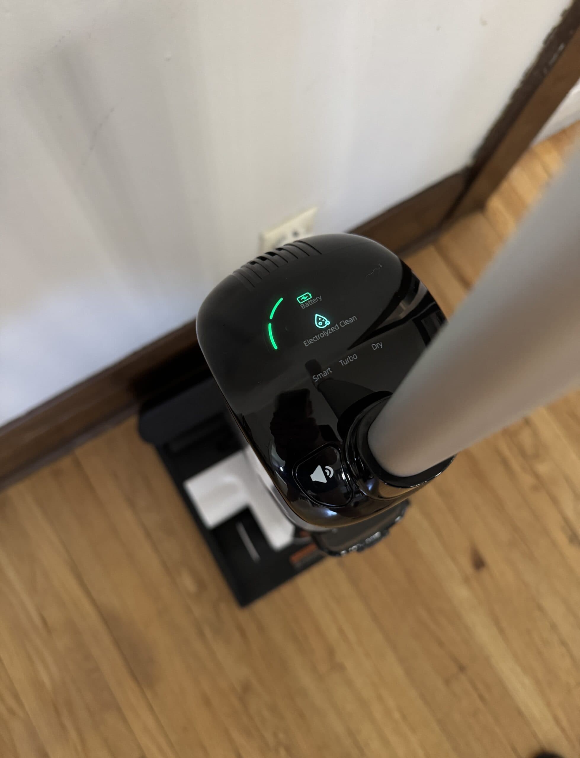 UWANT D100 Wet & Dry Vacuum Cleaner Top View.