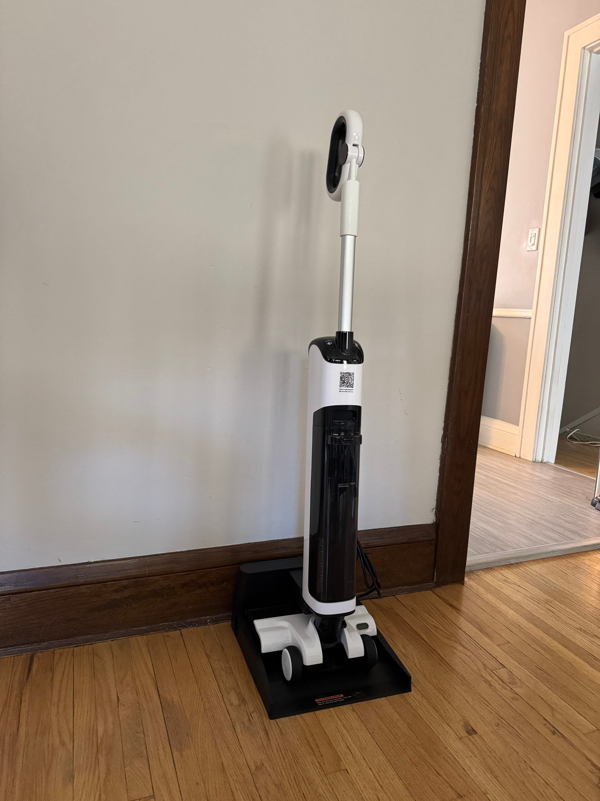 UWANT D100 Wet & Dry Vacuum Cleaner in Charger.